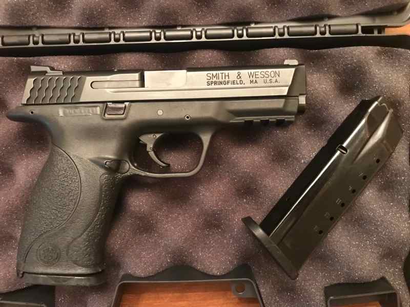 Smith &amp; Wesson M&amp;P - 40  full size 