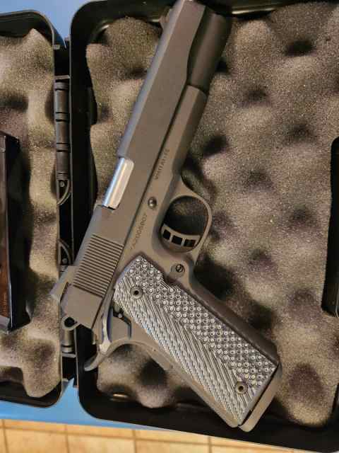 Taylors &amp; Co M1911 A1 9mm 2 10rd mags like new