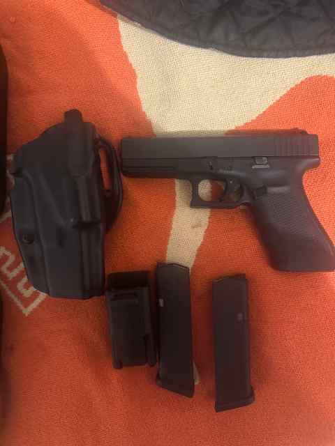 Glock 17 and Glock 43 like new wtt