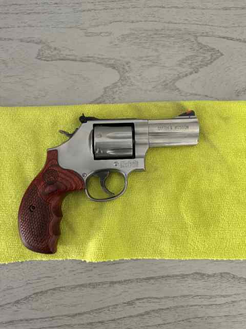 Smith &amp; Wesson 686 Plus Deluxe 357 Magnum 3inch 