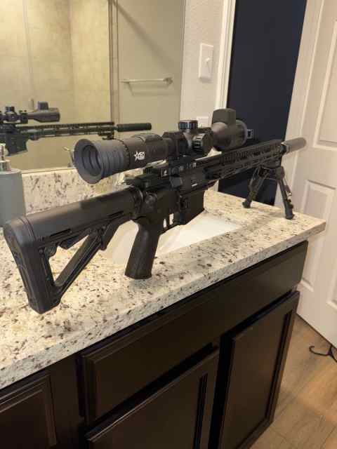 DPMS AR15 223/556 with extras 