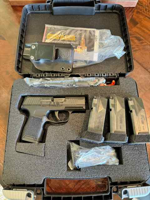 Sig Sauer P365 w/ 4 Mags