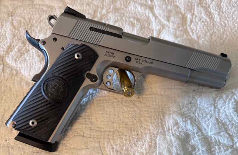 S&amp;W SW1911 45 auto
