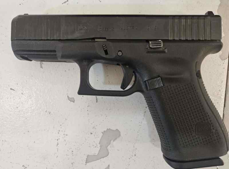 GLOCK 19 GEN 5 WITH 4 MAGAZINES