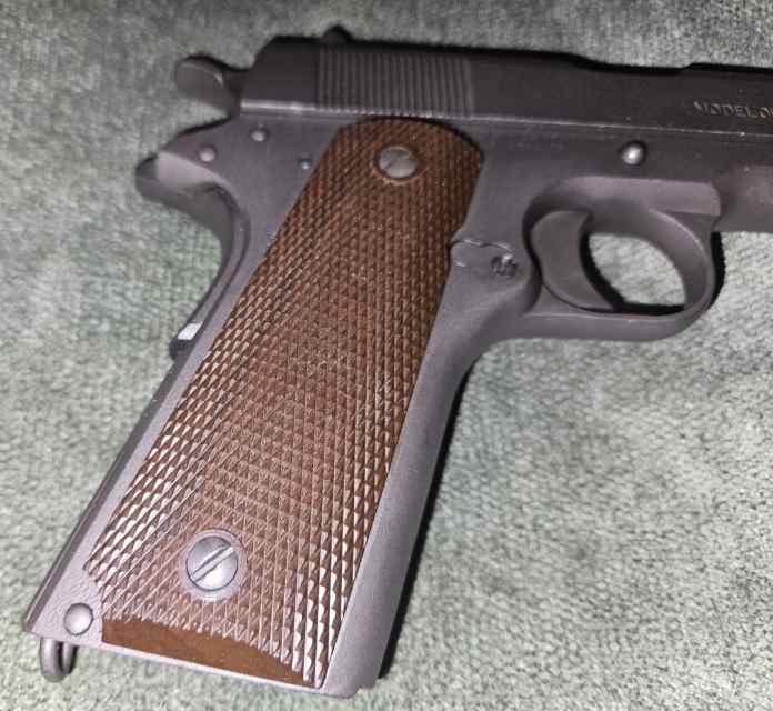 1911 right grip.jpg